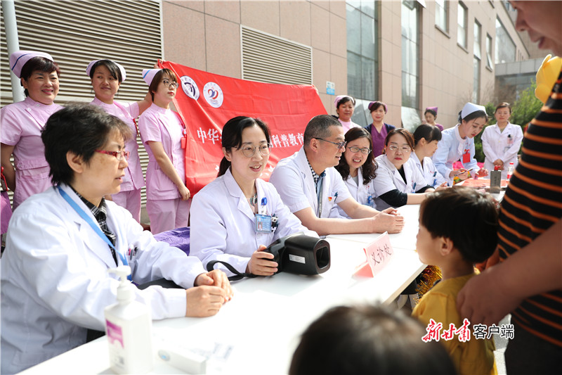 新甘肃客户端兰大二院医患联手共庆六一儿童节