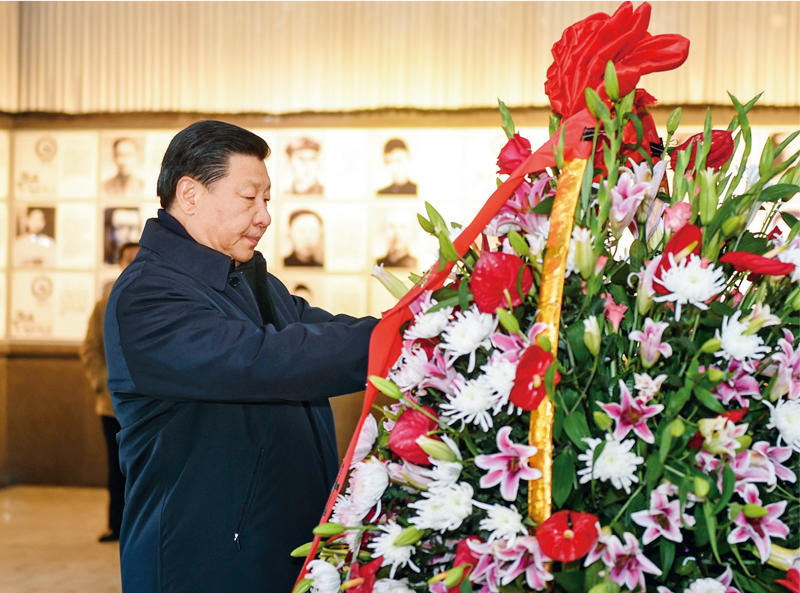 2016年2月1日至3日,中共中央总书记、国家主席、中央军委主席习近平来到江西,看望慰问广大干部群众和驻赣部队。这是2月2日,习近平在井冈山革命烈士陵园向革命烈士敬献花篮。 新华社记者 谢环驰/摄