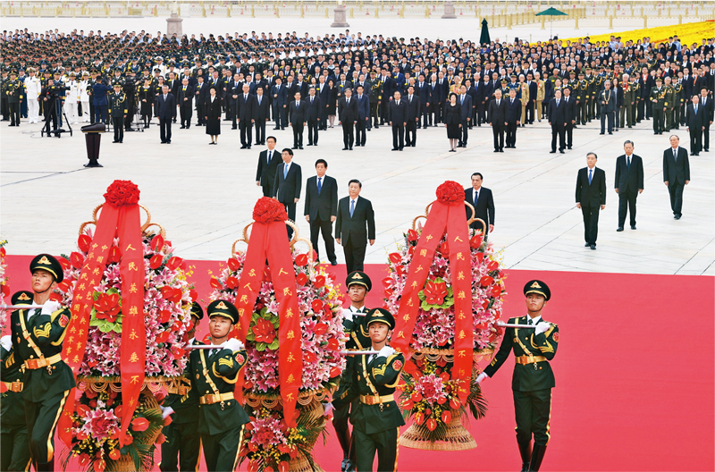 2021年9月30日上午,党和国家领导人习近平、李克强、栗战书、汪洋、王沪宁、赵乐际、韩正、王岐山等来到北京天安门广场,出席烈士纪念日向人民英雄敬献花篮仪式。 新华社记者 张领/摄