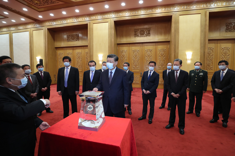 2月22日,党和国家领导人习近平、李克强、栗战书、汪洋、王沪宁、赵乐际、韩正等在北京人民大会堂会见探月工程嫦娥五号任务参研参试人员代表并参观月球样品和探月工程成果展览。这是习近平等在人民大会堂东大厅参观月球样品和探月工程成果展览。新华社记者 王晔 摄