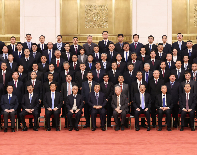 2月22日,党和国家领导人习近平、李克强、栗战书、汪洋、王沪宁、赵乐际、韩正等在北京人民大会堂会见探月工程嫦娥五号任务参研参试人员代表并参观月球样品和探月工程成果展览。这是习近平等会见探月工程嫦娥五号任务参研参试人员代表。新华社记者 王晔 摄
