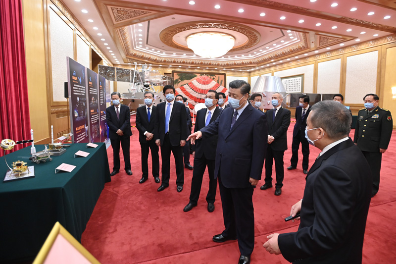 2月22日,党和国家领导人习近平、李克强、栗战书、汪洋、王沪宁、赵乐际、韩正等在北京人民大会堂会见探月工程嫦娥五号任务参研参试人员代表并参观月球样品和探月工程成果展览。这是习近平等在人民大会堂东大厅参观月球样品和探月工程成果展览。新华社记者 李学仁 摄