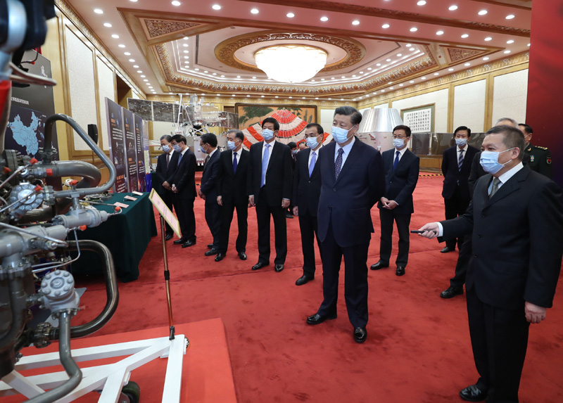 2月22日,党和国家领导人习近平、李克强、栗战书、汪洋、王沪宁、赵乐际、韩正等在北京人民大会堂会见探月工程嫦娥五号任务参研参试人员代表并参观月球样品和探月工程成果展览。这是习近平等在人民大会堂东大厅参观月球样品和探月工程成果展览。新华社记者 王晔 摄
