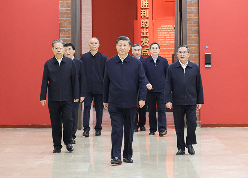 10月27日,中共中央总书记、国家主席、中央军委主席习近平带领中共中央政治局常委李强、赵乐际、王沪宁、蔡奇、丁薛祥、李希,瞻仰延安革命纪念地。这是习近平等在延安革命纪念馆,参观《伟大历程——中共中央在延安十三年历史陈列》。
