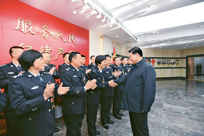 2019年2月1日,中共中央总书记、国家主席、中央军委主席习近平在北京看望慰问基层干部群众,考察北京冬奥会、冬残奥会筹办工作。这是1日上午,习近平在北京市公安局,同公安英模和干警代表一一握手,向全国广大公安干警致以新春祝福。 新华社记者 谢环驰/摄
