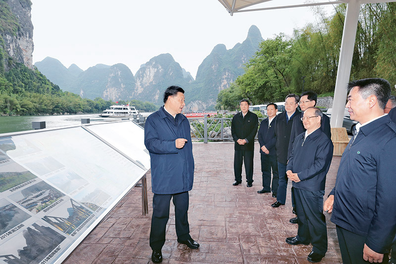 2021年4月25日至27日,中共中央总书记、国家主席、中央军委主席习近平在广西考察。这是25日下午,习近平在桂林市阳朔县漓江杨堤码头,了解漓江流域综合治理、生态保护等情况。 新华社记者 鞠鹏/摄