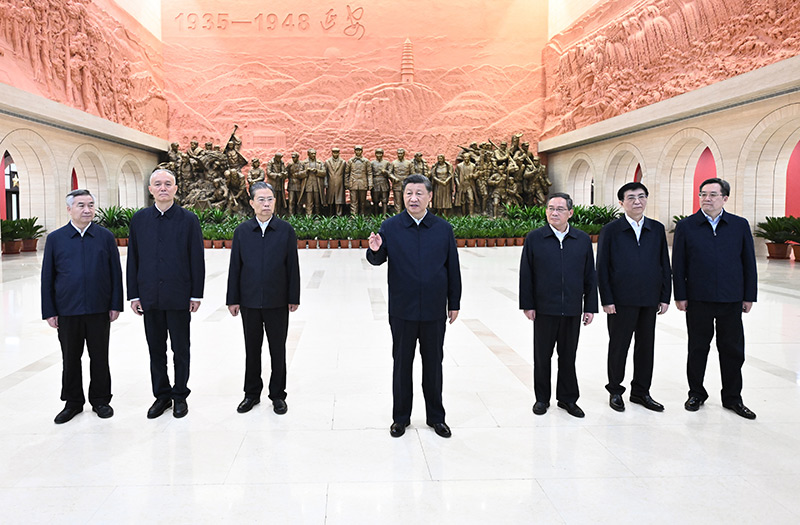 2022年10月27日,中共中央总书记、国家主席、中央军委主席习近平带领中共中央政治局常委李强、赵乐际、王沪宁、蔡奇、丁薛祥、李希,瞻仰延安革命纪念地。这是习近平在延安革命纪念馆参观《伟大历程——中共中央在延安十三年历史陈列》结束时发表重要讲话。