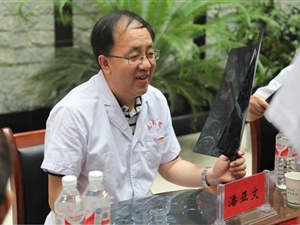 潘亚文副院长在舟曲义诊